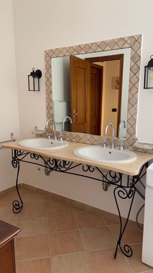 Villa Rosella - Appartamento 1 - Con Piscina - A 150 M Dal Mare Casa Margherita Luaran gambar